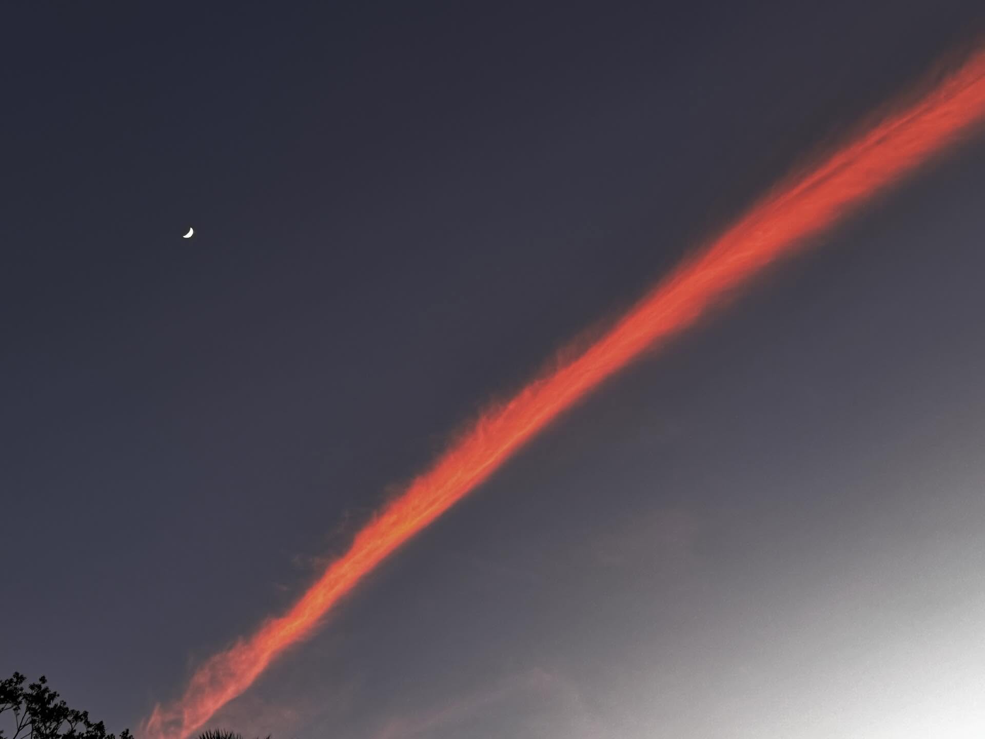 "Cây cầu lạ" xuất hiện trên bầu trời Hong Kong (Trung Quốc) sau 3 tiếng vụ cháy như tận thế- Ảnh 9. "Cây cầu lạ" xuất hiện trên bầu trời Hong Kong (Trung Quốc) sau 3 tiếng vụ cháy như tận thế- Ảnh 9.