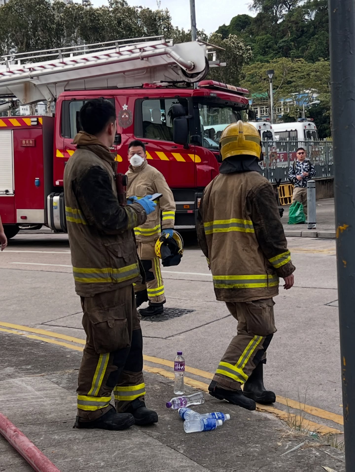 Đau lòng với điều nhìn thấy bên dưới lớp đồ bảo hộ của lính cứu hỏa trong vụ cháy chung cư tồi tệ nhất- Ảnh 10.