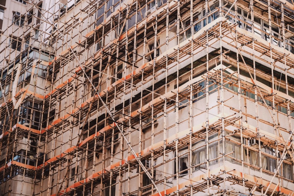 Cận cảnh giàn giáo làm bằng tre bên ngoài tòa chung cư hàng chục tầng: Vì sao đến giờ vẫn được sử dụng?- Ảnh 7. Cận cảnh giàn giáo làm bằng tre bên ngoài tòa chung cư hàng chục tầng: Vì sao đến giờ vẫn được sử dụng?- Ảnh 7.