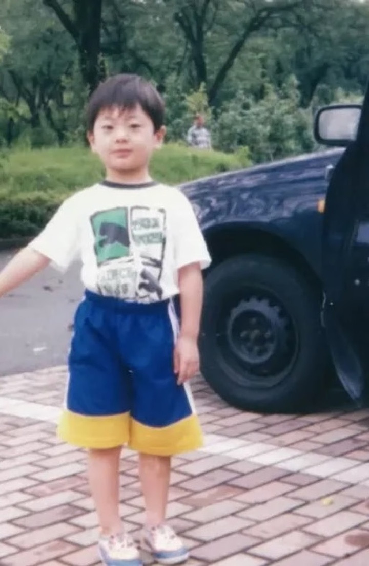 Chàng trai mặc đồ nữ, làm nghề "kém danh giá" để chống lại sự kiểm soát của mẹ- Ảnh 1.