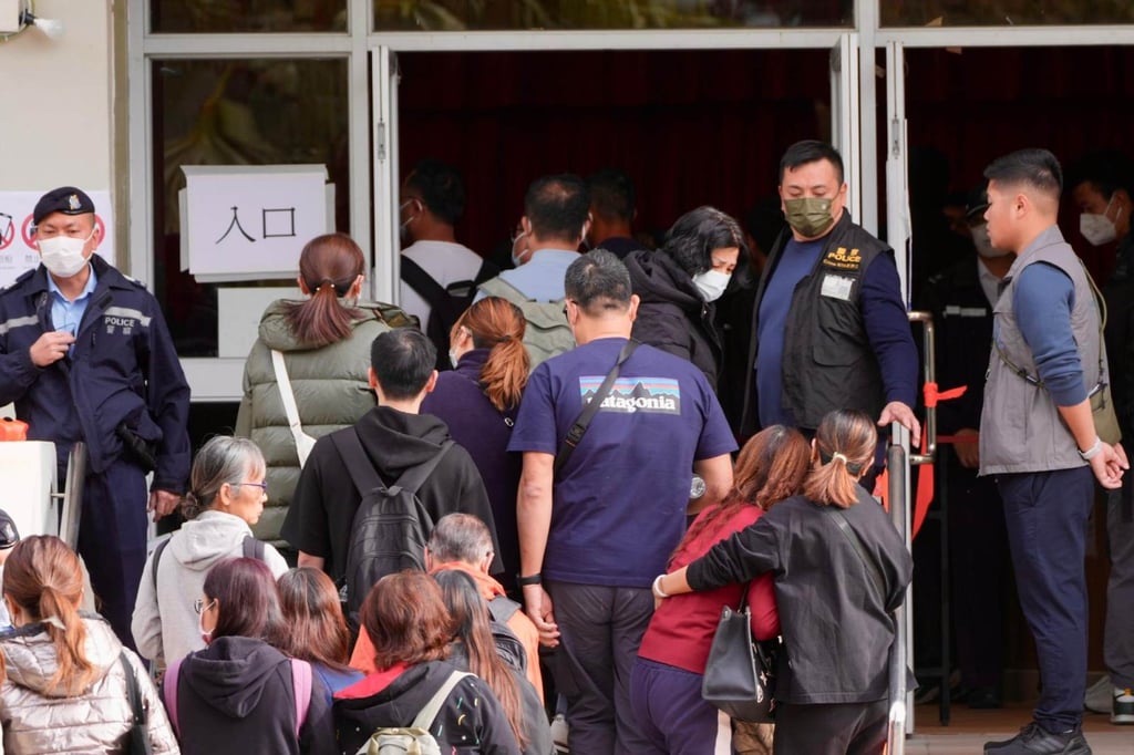 Hỏa hoạn tại 8 t&ograve;a nh&agrave; chung cư Hong Kong (Trung Quốc) sang ng&agrave;y thứ 2: 55 người tử vong, 55 người được giải cứu- Ảnh 4.