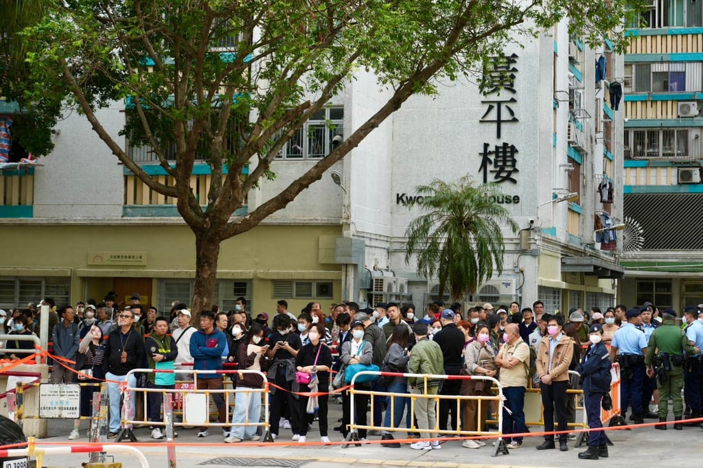 Hỏa hoạn tại 8 t&ograve;a nh&agrave; chung cư Hong Kong (Trung Quốc) sang ng&agrave;y thứ 2: 55 người tử vong, 55 người được giải cứu- Ảnh 3.