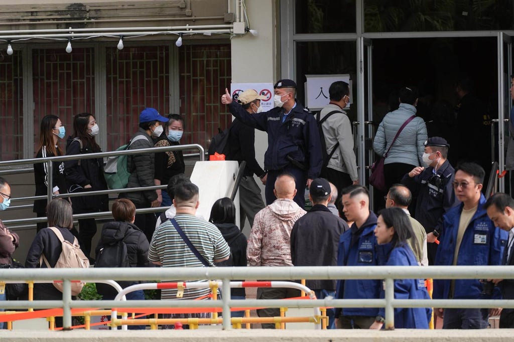 Hỏa hoạn tại 8 t&ograve;a nh&agrave; chung cư Hong Kong (Trung Quốc) sang ng&agrave;y thứ 2: 55 người tử vong, 55 người được giải cứu- Ảnh 7.