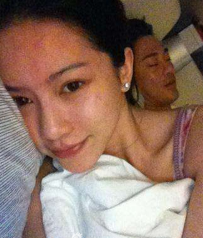 Thiếu gia showbiz lộ ảnh giường chiếu đang làm gì mà khó coi vậy?- Ảnh 6. Thiếu gia showbiz lộ ảnh giường chiếu đang làm gì mà khó coi vậy?- Ảnh 6.