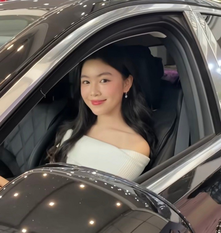 Con gái nam NSƯT nổi tiếng: Đi xe sang, sống trong biệt thự 21 tỷ ở quận 7, bố 