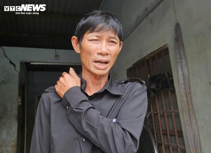 Thực hư vụ người đàn ông nghi bị axit trôi trong lũ làm mờ mắt- Ảnh 1.