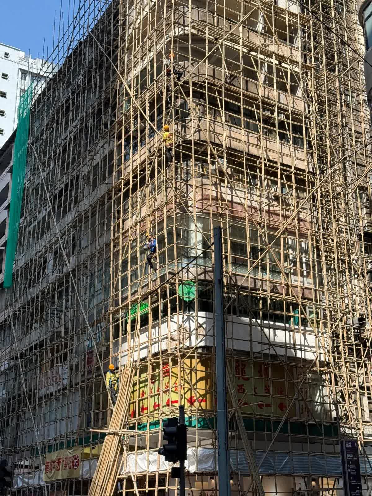 Cận cảnh giàn giáo làm bằng tre bên ngoài tòa chung cư hàng chục tầng: Vì sao đến giờ vẫn được sử dụng?- Ảnh 1. Cận cảnh giàn giáo làm bằng tre bên ngoài tòa chung cư hàng chục tầng: Vì sao đến giờ vẫn được sử dụng?- Ảnh 1.