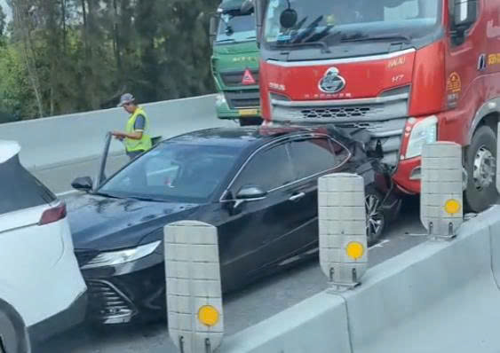 Hiện trường vụ tai nạn liên hoàn trên tuyến cao tốc TPHCM - Trung Lương- Ảnh 2. Hiện trường vụ tai nạn liên hoàn trên tuyến cao tốc TPHCM - Trung Lương- Ảnh 2.