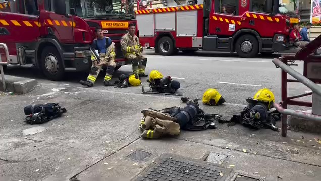 Đau lòng với điều nhìn thấy bên dưới lớp đồ bảo hộ của lính cứu hỏa trong vụ cháy chung cư tồi tệ nhất- Ảnh 9.