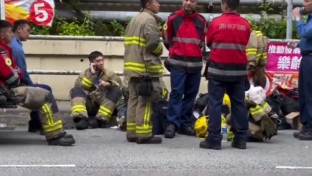 Đau lòng với điều nhìn thấy bên dưới lớp đồ bảo hộ của lính cứu hỏa trong vụ cháy chung cư tồi tệ nhất- Ảnh 8.