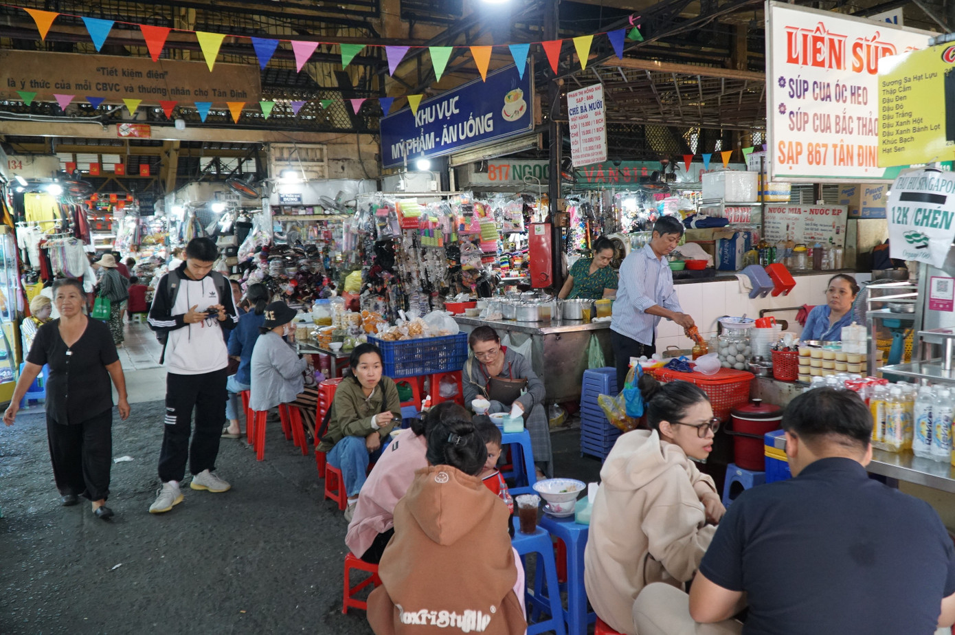 'Đệ nhất chợ' trăm tuổi ở TPHCM là Di tích kiến trúc cấp thành phố- Ảnh 5.