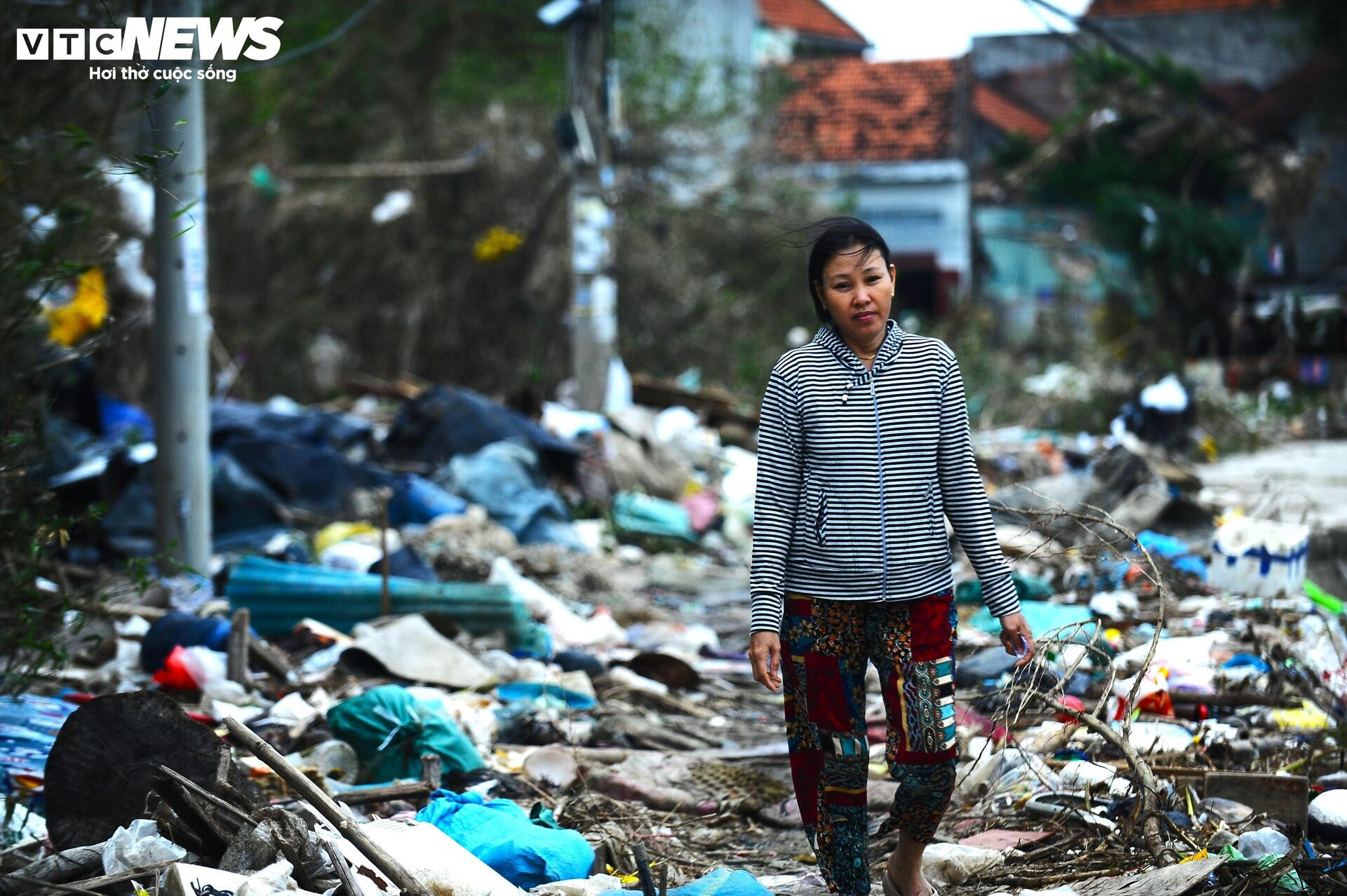 Khung cảnh hoang tàn, nhếch nhác tại vùng trũng nhất ở Tuy Hòa sau lũ dữ- Ảnh 7.