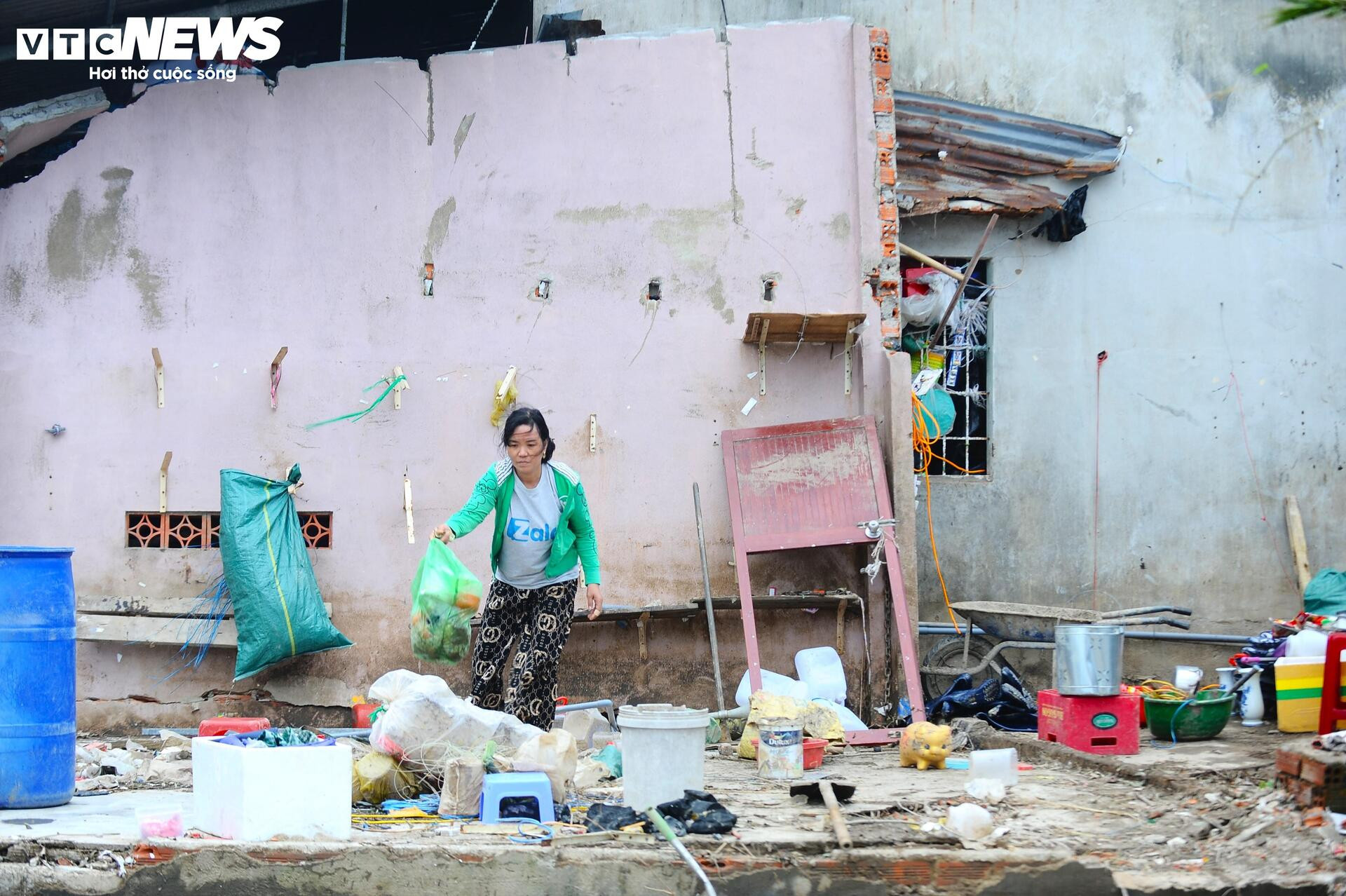 Khung cảnh hoang tàn, nhếch nhác tại vùng trũng nhất ở Tuy Hòa sau lũ dữ- Ảnh 19.