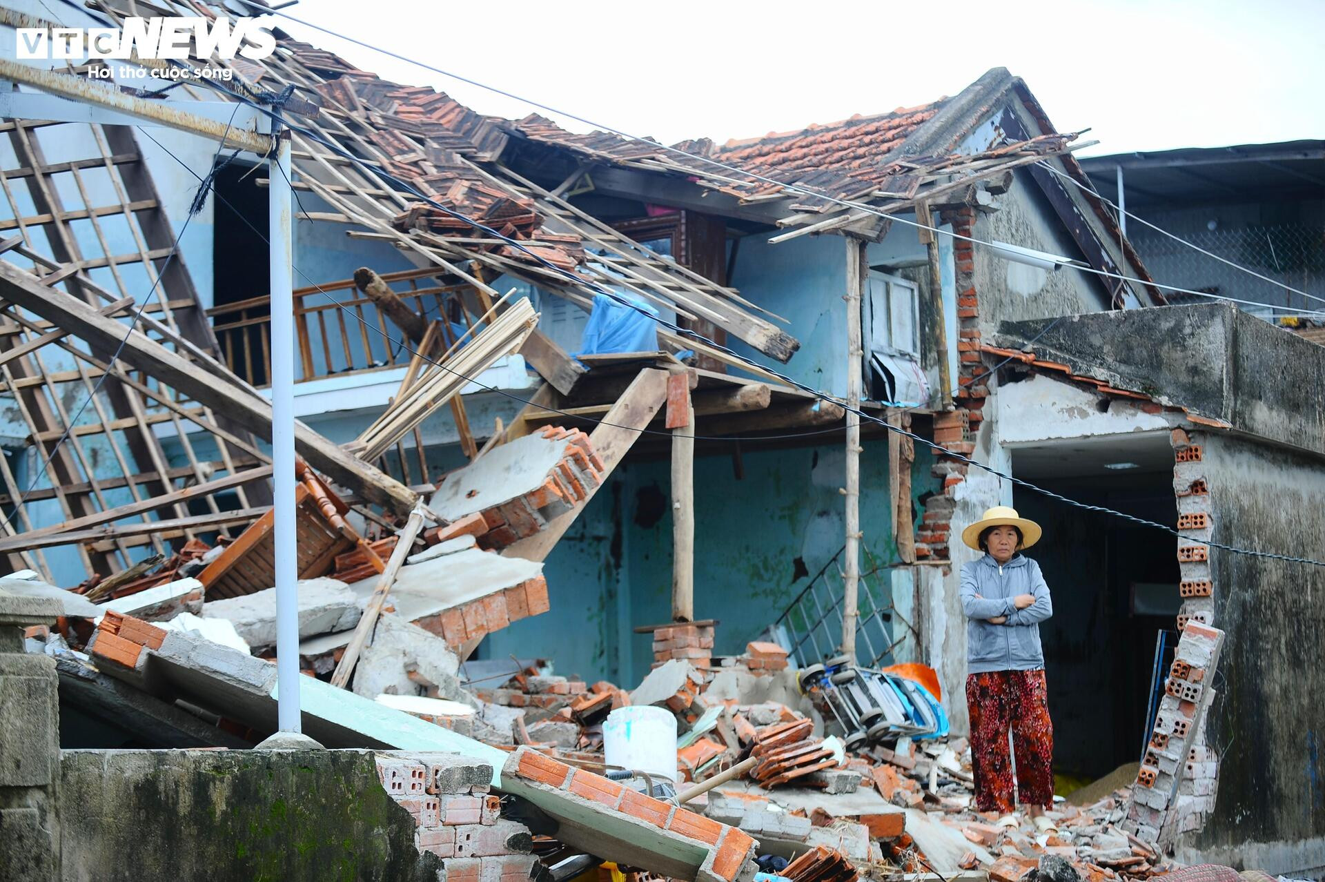 Khung cảnh hoang tàn, nhếch nhác tại vùng trũng nhất ở Tuy Hòa sau lũ dữ- Ảnh 2.