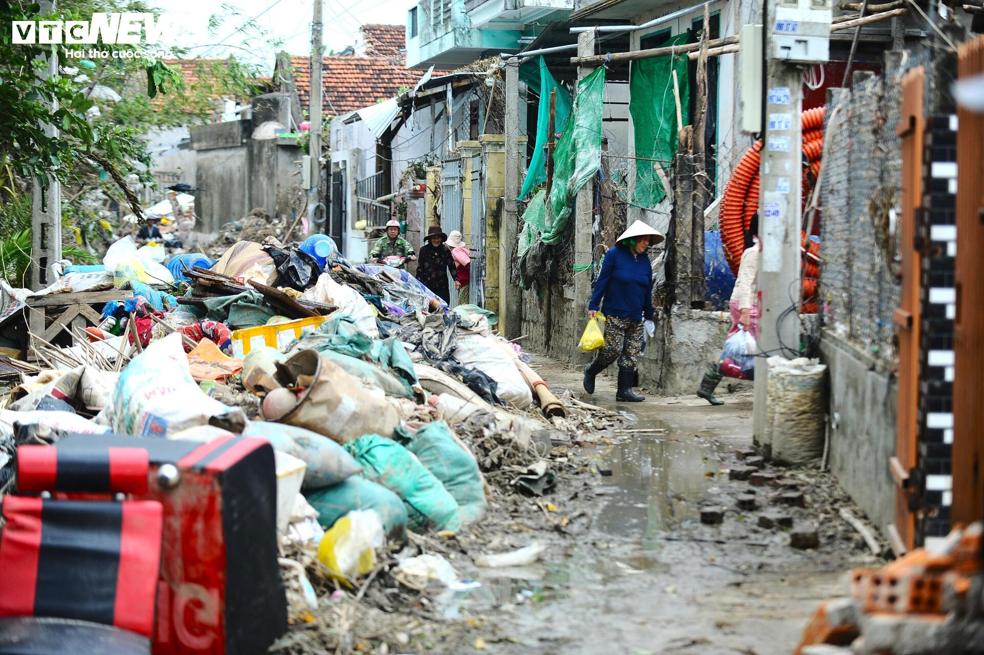 Khung cảnh hoang tàn, nhếch nhác tại vùng trũng nhất ở Tuy Hòa sau lũ dữ- Ảnh 25.