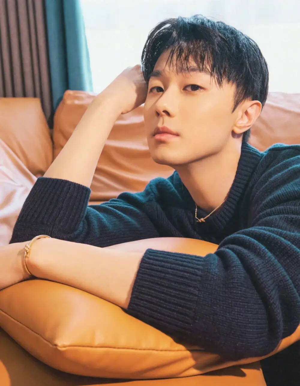 Vỡ mộng nam thần phim giờ vàng: Giả bệnh trốn quay phim để đi hẹn hò bạn gái mới- Ảnh 1.