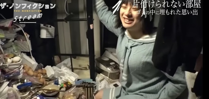 Chàng trai mặc đồ nữ, làm nghề "kém danh giá" để chống lại sự kiểm soát của mẹ- Ảnh 4.