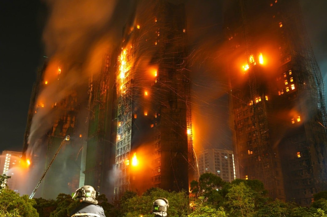 8 tòa chung cư bị cháy, 2000 căn hộ bị thiêu đốt: Nơi giá nhà lên tới 1,2 tỷ đồng/1m2, nỗ lực cả đời của 4.700 cư dân bỗng hóa tro bụi- Ảnh 1.