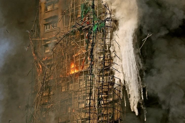 Vụ cháy chung cư ở Hong Kong: Vì sao đặc khu giàu có vẫn dùng giàn giáo từ thời Vạn Lý Trường Thành?- Ảnh 2.
