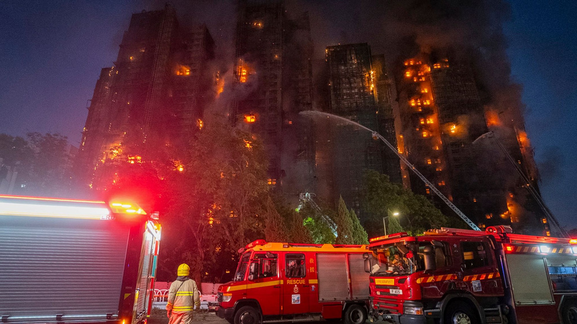 Cháy chung cư Hồng Kông: Vì sao thiệt hại nhân mạng khủng khiếp đến vậy?- Ảnh 2. Cháy chung cư Hồng Kông: Vì sao thiệt hại nhân mạng khủng khiếp đến vậy?- Ảnh 2.