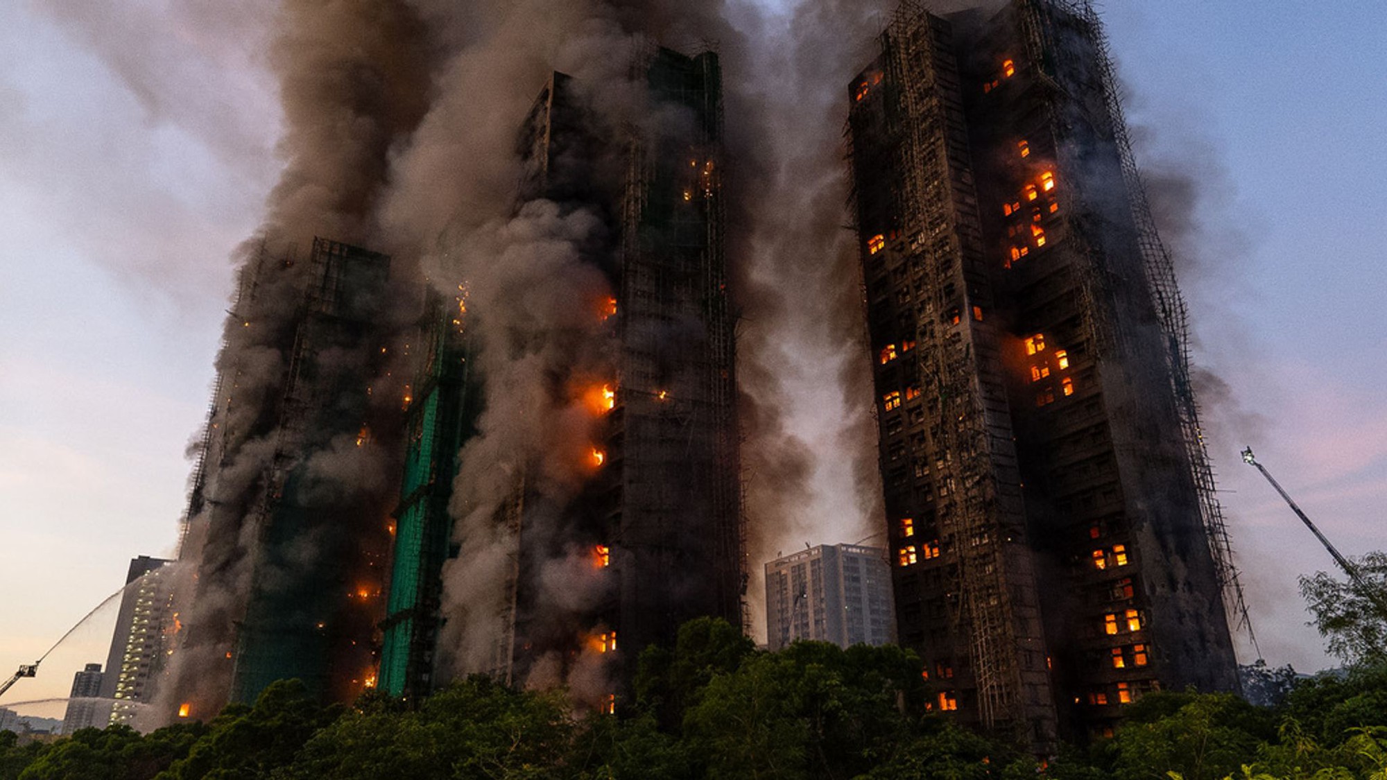 Cháy chung cư Hồng Kông: Vì sao thiệt hại nhân mạng khủng khiếp đến vậy?- Ảnh 1. Cháy chung cư Hồng Kông: Vì sao thiệt hại nhân mạng khủng khiếp đến vậy?- Ảnh 1.