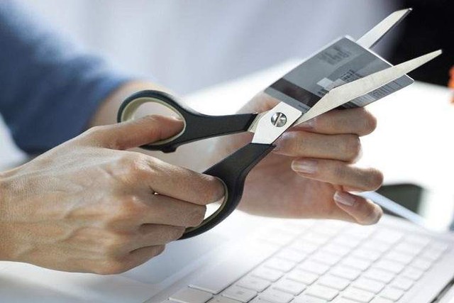 Một ngân hàng giảm mạnh phí hủy thẻ- Ảnh 1.