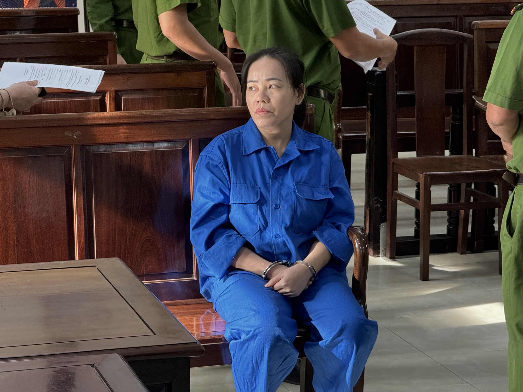 Xét xử vụ đầu độc 4 người thân bằng xyanua: Bị cáo Bích rơi nước mắt ân hận muộn màng, cúi đầu xin lỗi gia đình- Ảnh 2.