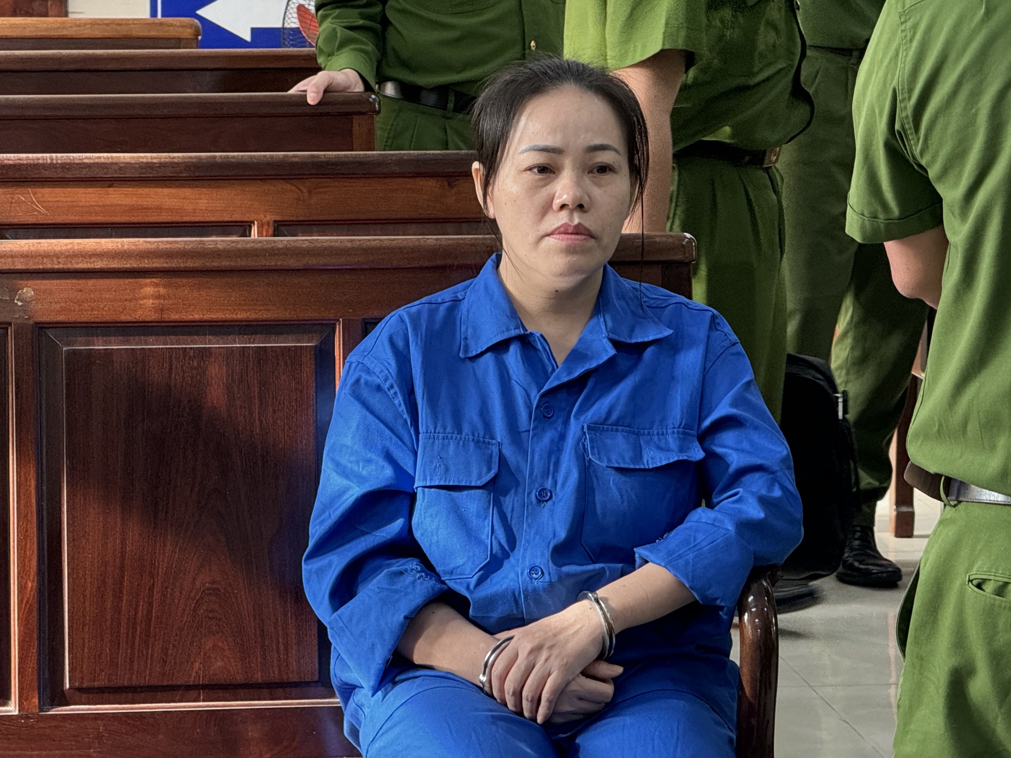 Xét xử vụ đầu độc 4 người thân bằng xyanua: Bị cáo Bích rơi nước mắt ân hận muộn màng, cúi đầu xin lỗi gia đình- Ảnh 1.