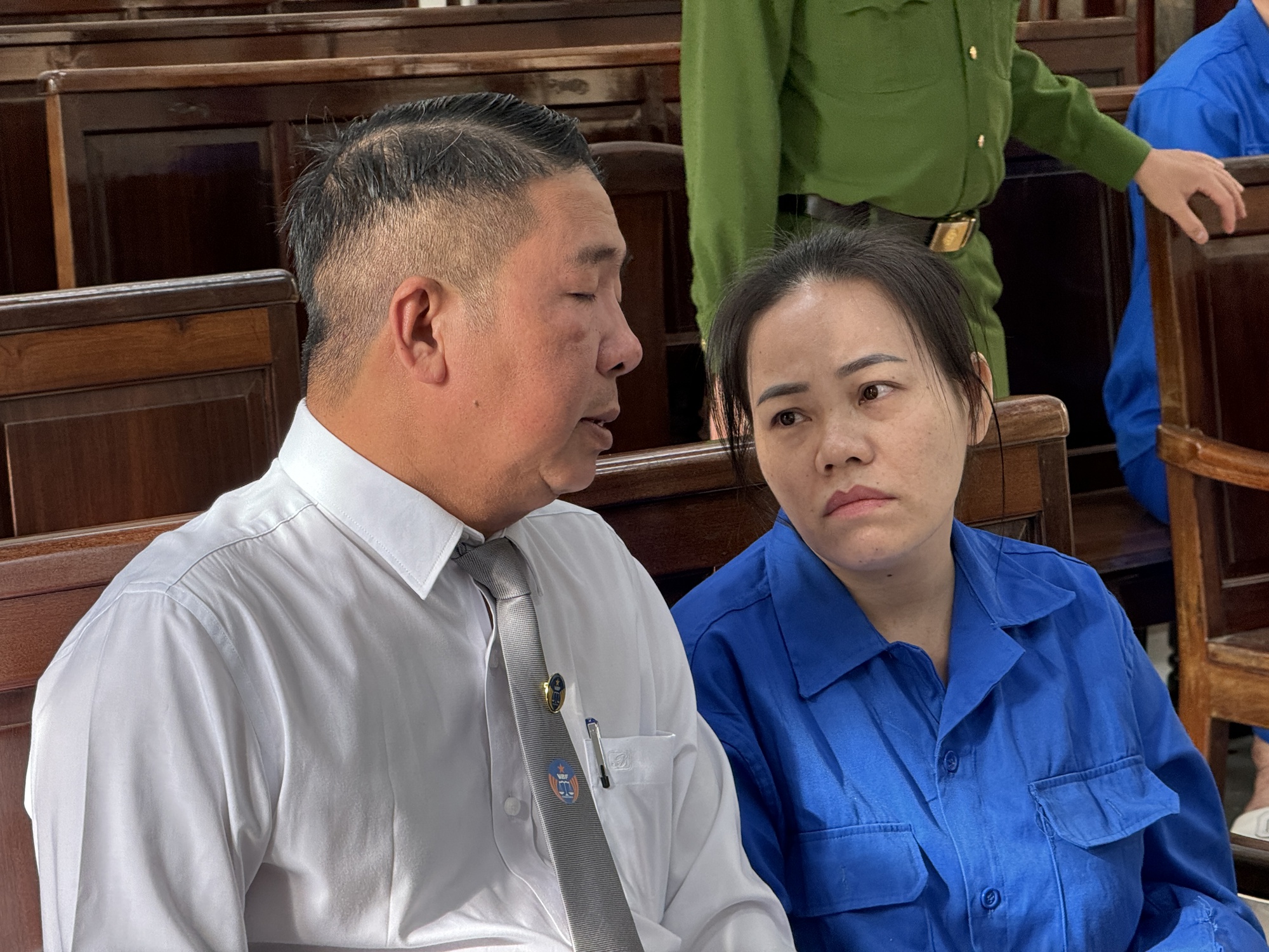 Xét xử vụ đầu độc 4 người thân bằng xyanua: Bị cáo Bích rơi nước mắt ân hận muộn màng, cúi đầu xin lỗi gia đình- Ảnh 4.