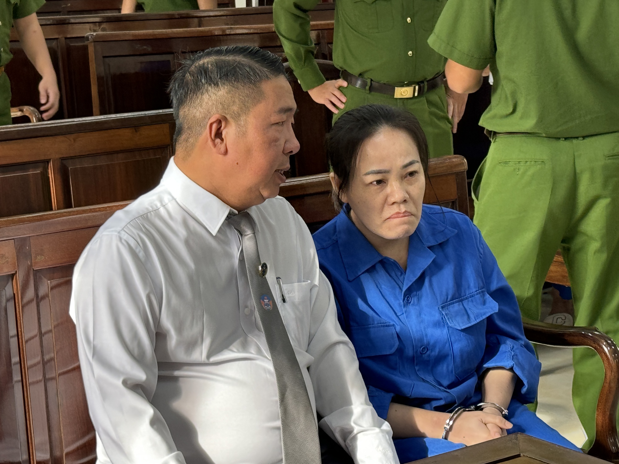 Xét xử vụ đầu độc 4 người thân bằng xyanua: Bị cáo Bích rơi nước mắt ân hận muộn màng, cúi đầu xin lỗi gia đình- Ảnh 3.