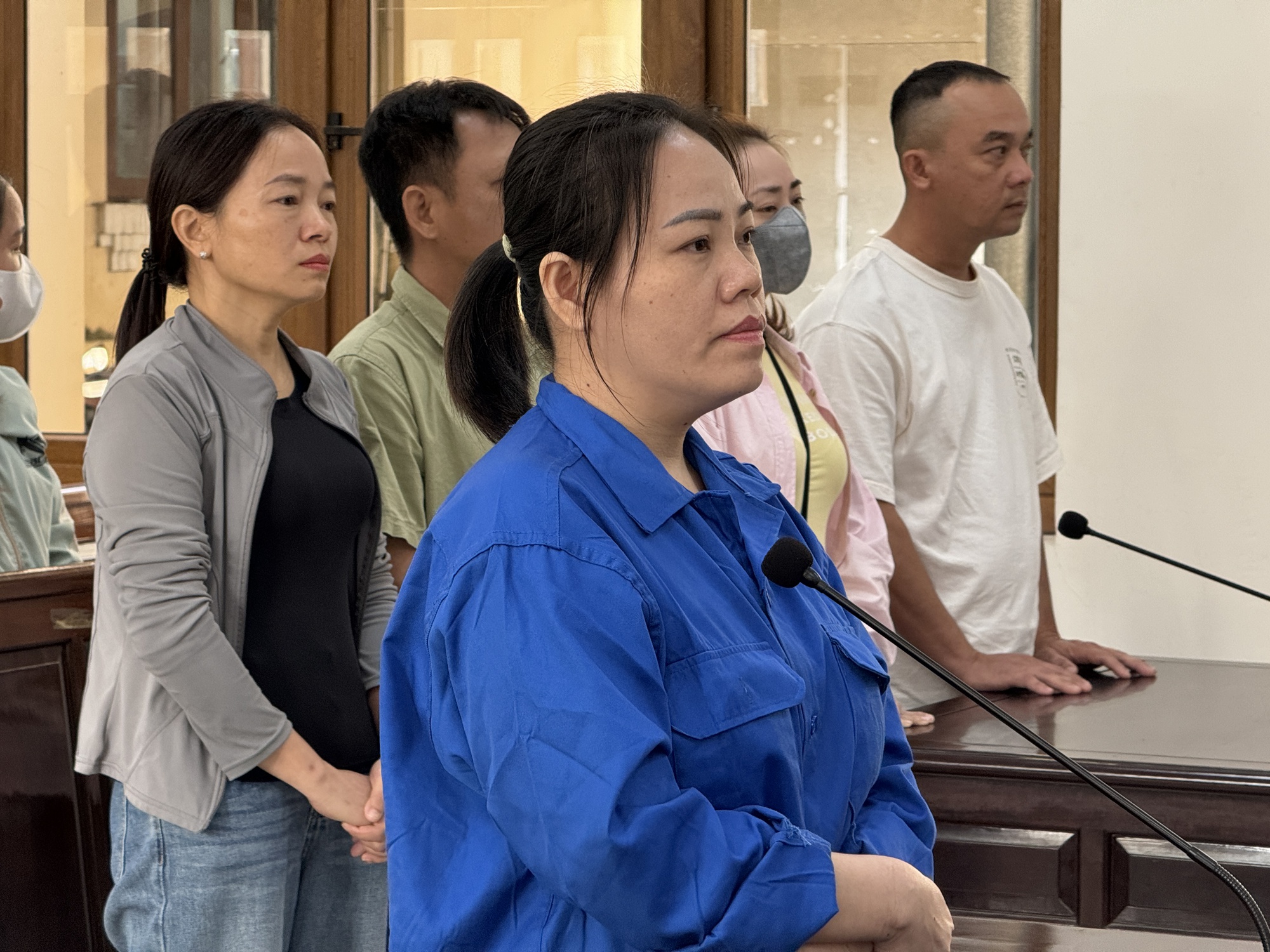 Xét xử vụ đầu độc 4 người thân bằng xyanua: Bị cáo Bích rơi nước mắt ân hận muộn màng, cúi đầu xin lỗi gia đình- Ảnh 8.