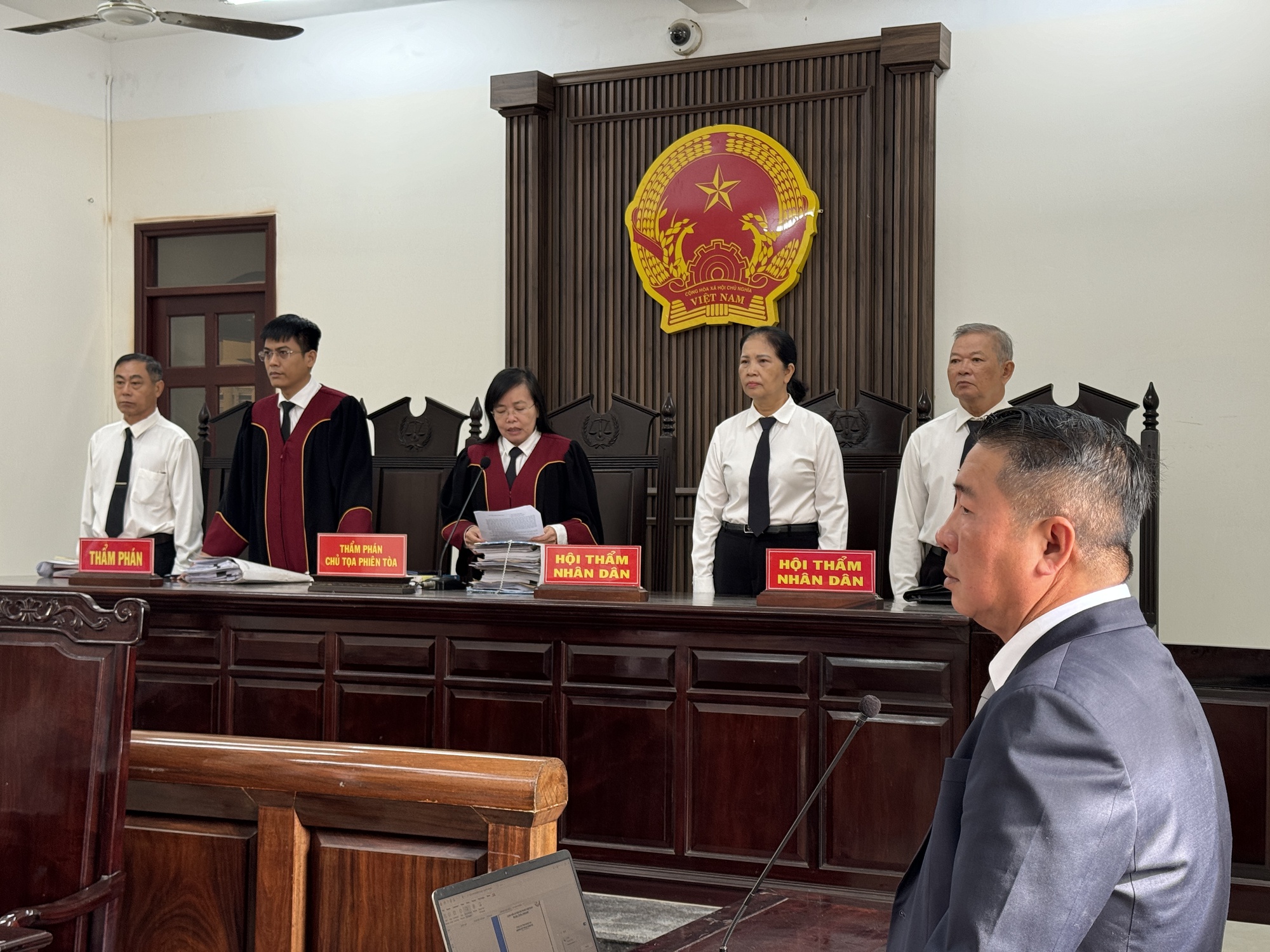 Xét xử vụ đầu độc 4 người thân bằng xyanua: Bị cáo Bích rơi nước mắt ân hận muộn màng, cúi đầu xin lỗi gia đình- Ảnh 9.