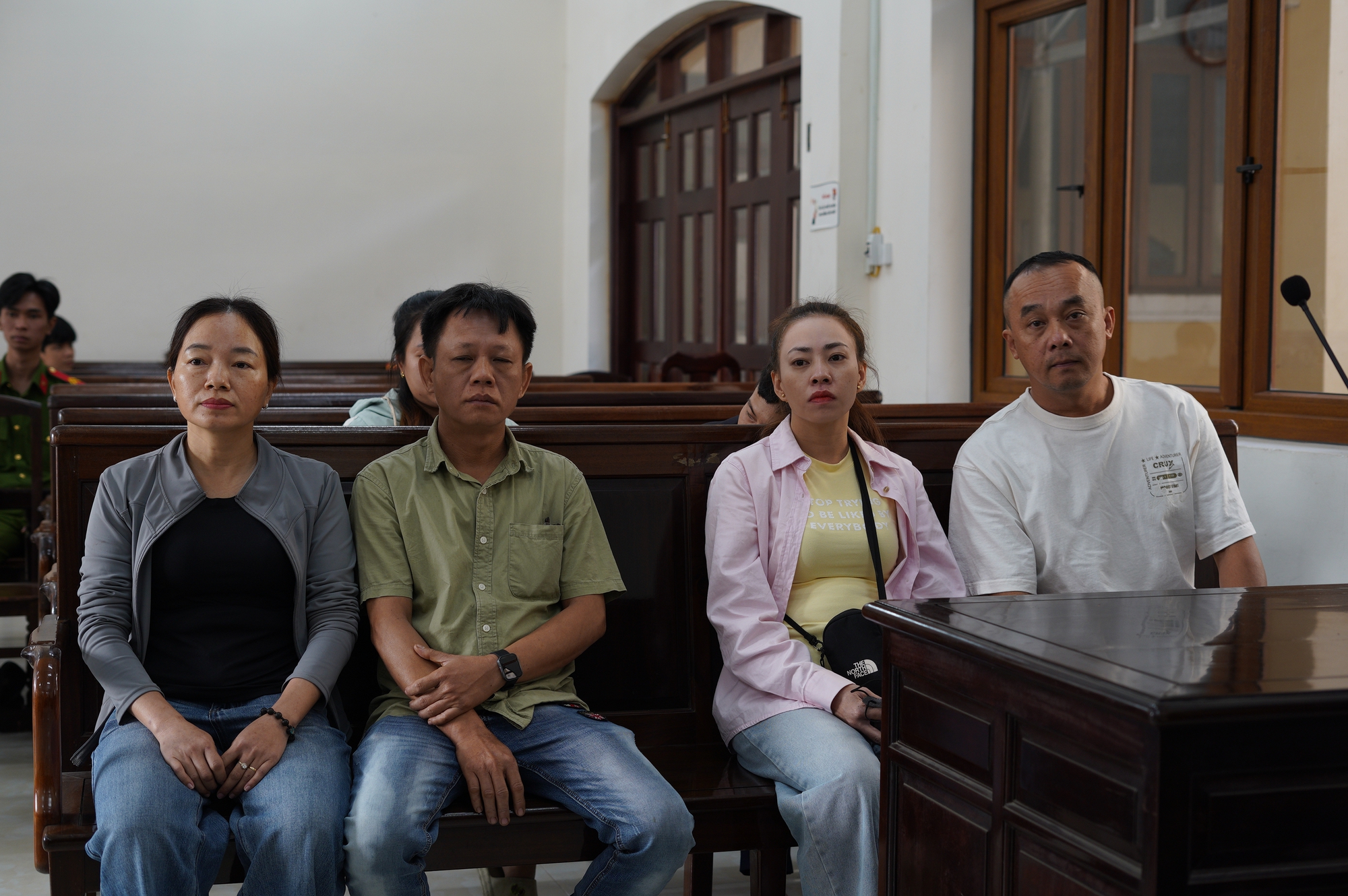 Xét xử vụ đầu độc 4 người thân bằng xyanua: Bị cáo Bích rơi nước mắt ân hận muộn màng, cúi đầu xin lỗi gia đình- Ảnh 7.