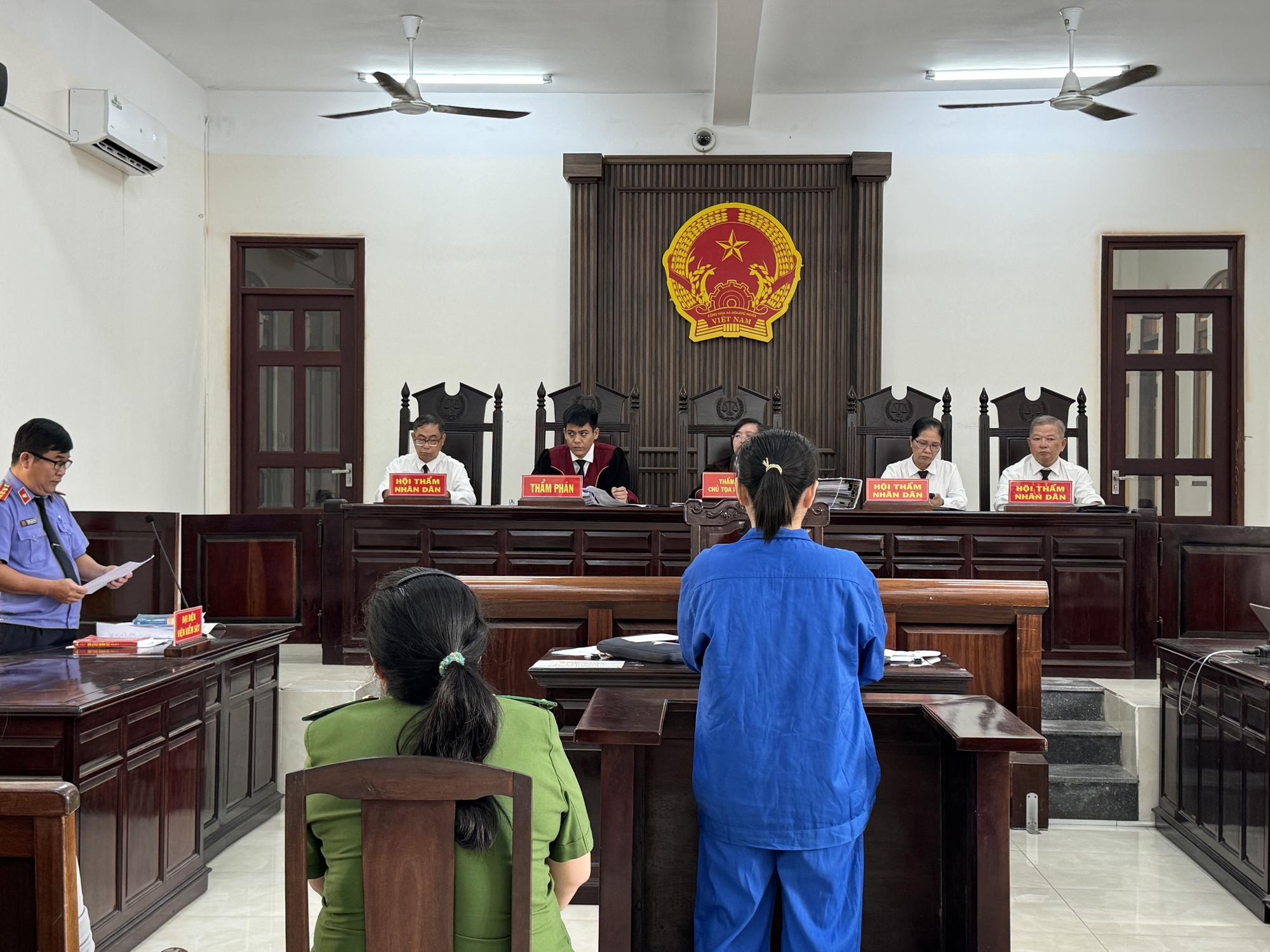 Xét xử vụ đầu độc 4 người thân bằng xyanua: Bị cáo Bích rơi nước mắt ân hận muộn màng, cúi đầu xin lỗi gia đình- Ảnh 5.