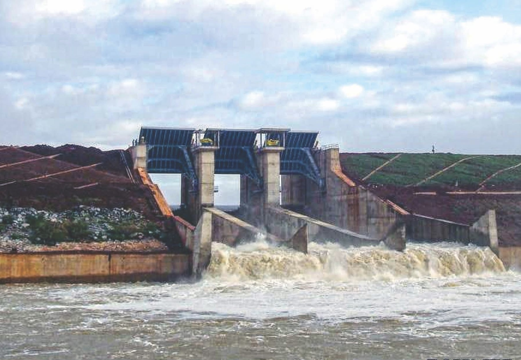Sáng nay 27-11, cả 3 hồ chứa nước ở TP HCM cùng xả lũ- Ảnh 1.