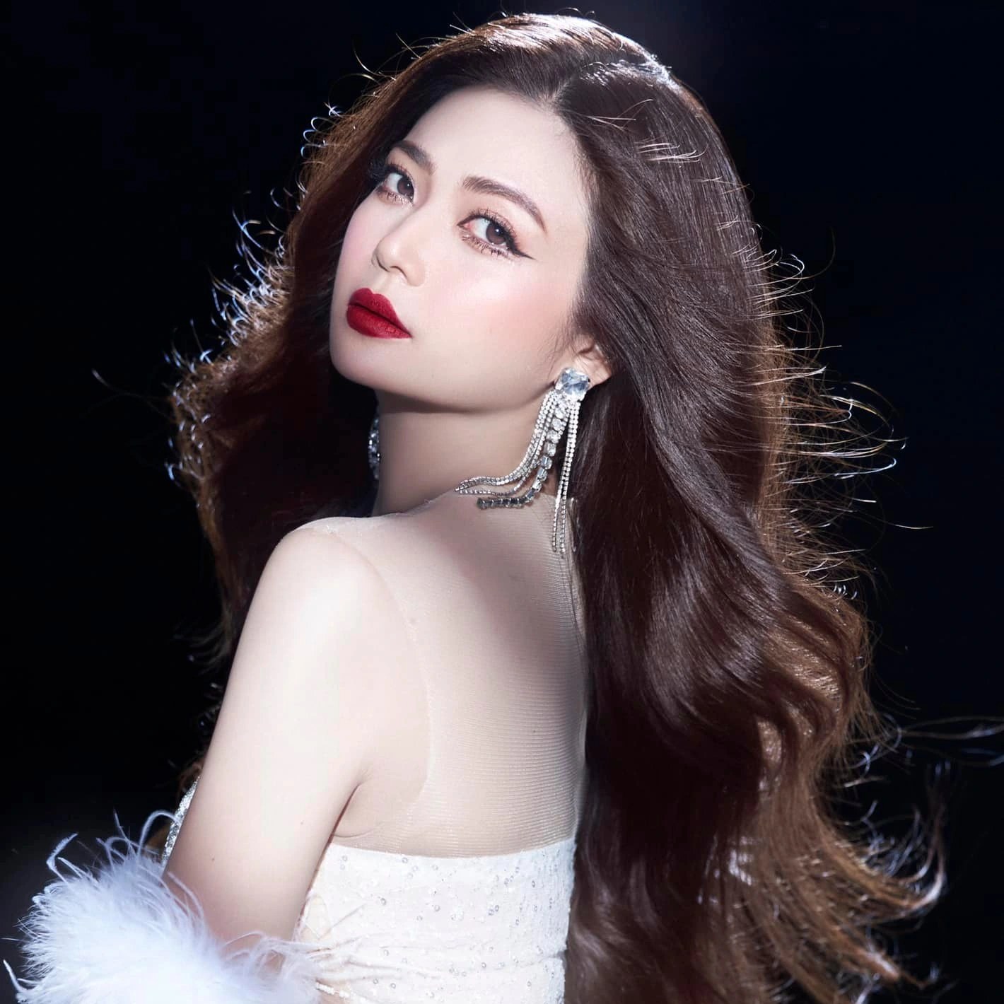 Kiều Anh 45 tuổi da vẫn láng mịn, nhan sắc 24 năm qua không đổi: Cứ kết thân 2 bộ môn, chăm dùng 2 viên uống này thì còn lâu mới già!- Ảnh 3.