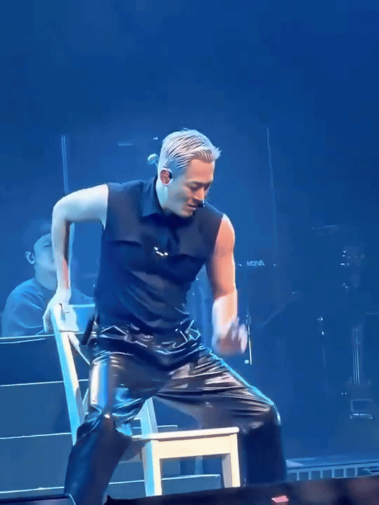 Thiếu gia showbiz lộ ảnh giường chiếu đang làm gì mà khó coi vậy?- Ảnh 1. Thiếu gia showbiz lộ ảnh giường chiếu đang làm gì mà khó coi vậy?- Ảnh 1.