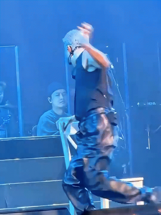 Thiếu gia showbiz lộ ảnh giường chiếu đang làm gì mà khó coi vậy?- Ảnh 2. Thiếu gia showbiz lộ ảnh giường chiếu đang làm gì mà khó coi vậy?- Ảnh 2.