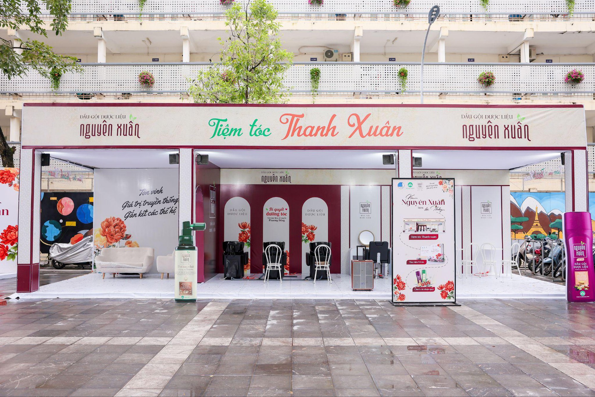 “Tiệm tóc thanh xuân” - Khi mái tóc thầy kể câu chuyện tri ân bằng những chạm khẽ của sinh viên- Ảnh 1.