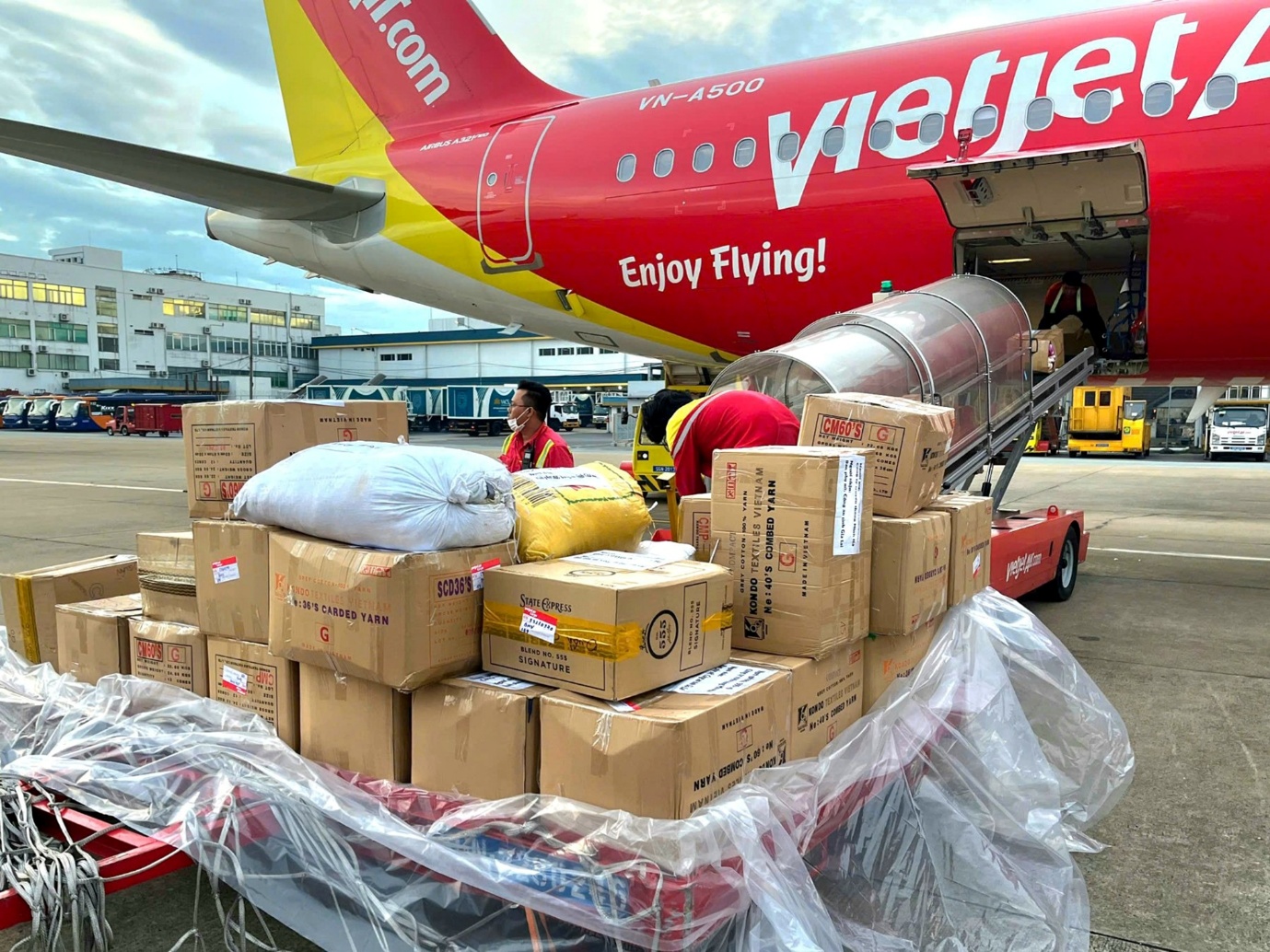 Những chuyến bay Vietjet chở đầy yêu thương- Ảnh 1. Những chuyến bay Vietjet chở đầy yêu thương- Ảnh 1.