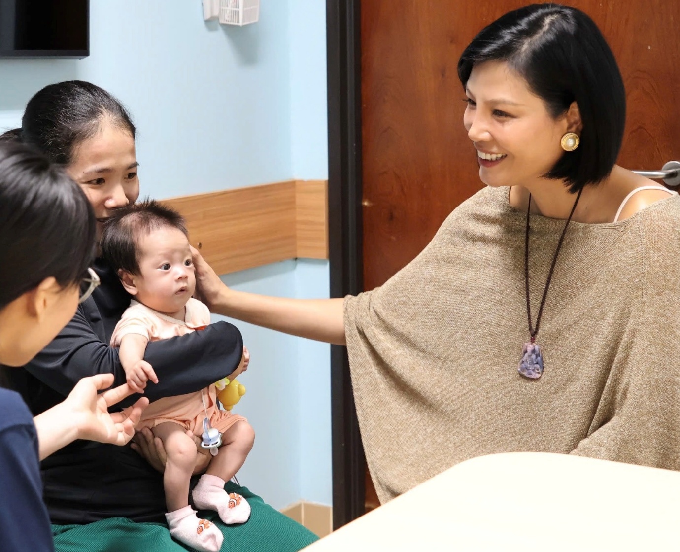 Doanh nhân Vũ Cẩm Nhung đại diện Tenamyd Cosmetic thăm các em bé mổ tim- Ảnh 1. Doanh nhân Vũ Cẩm Nhung đại diện Tenamyd Cosmetic thăm các em bé mổ tim- Ảnh 1.