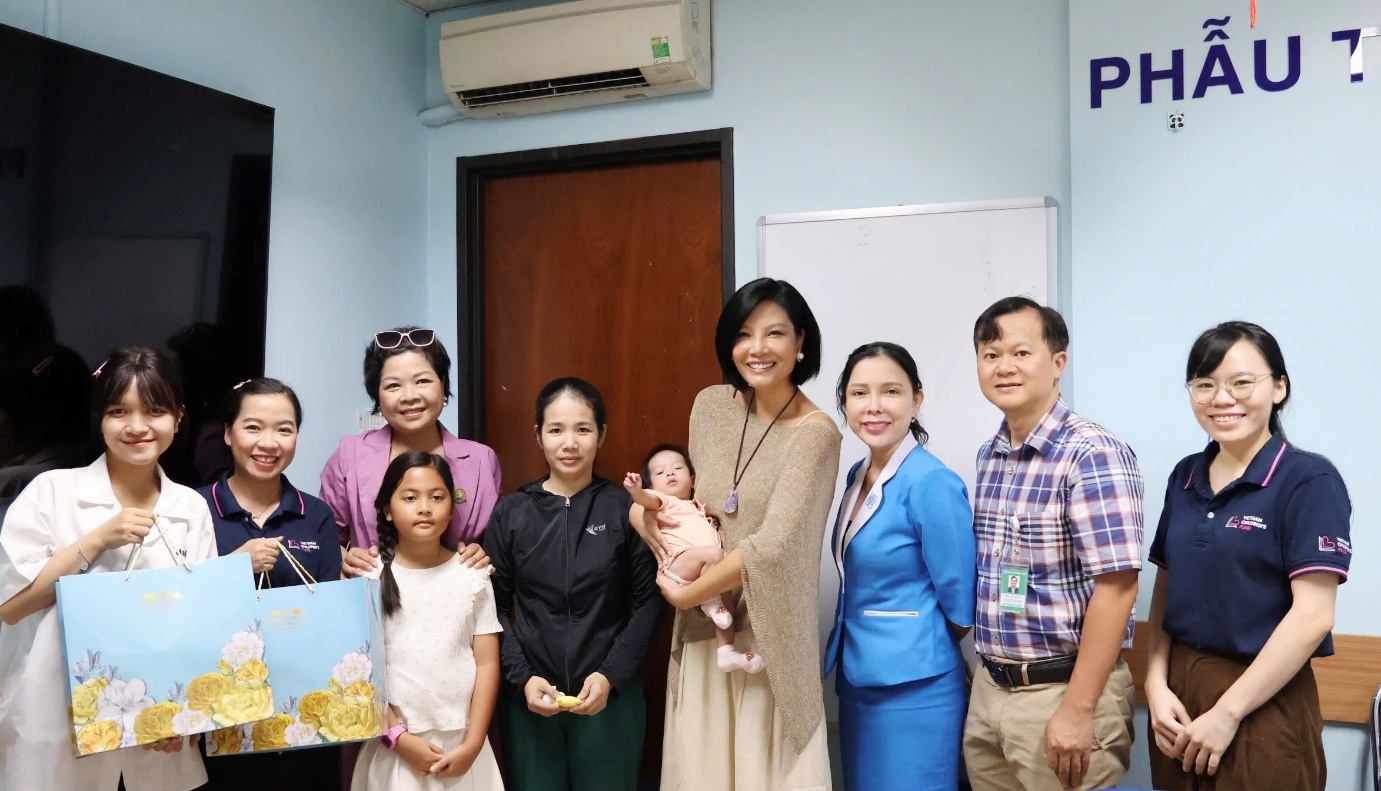 Doanh nhân Vũ Cẩm Nhung đại diện Tenamyd Cosmetic thăm các em bé mổ tim- Ảnh 2. Doanh nhân Vũ Cẩm Nhung đại diện Tenamyd Cosmetic thăm các em bé mổ tim- Ảnh 2.