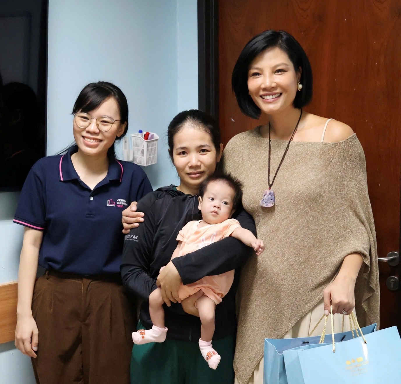 Doanh nhân Vũ Cẩm Nhung đại diện Tenamyd Cosmetic thăm các em bé mổ tim- Ảnh 3. Doanh nhân Vũ Cẩm Nhung đại diện Tenamyd Cosmetic thăm các em bé mổ tim- Ảnh 3.