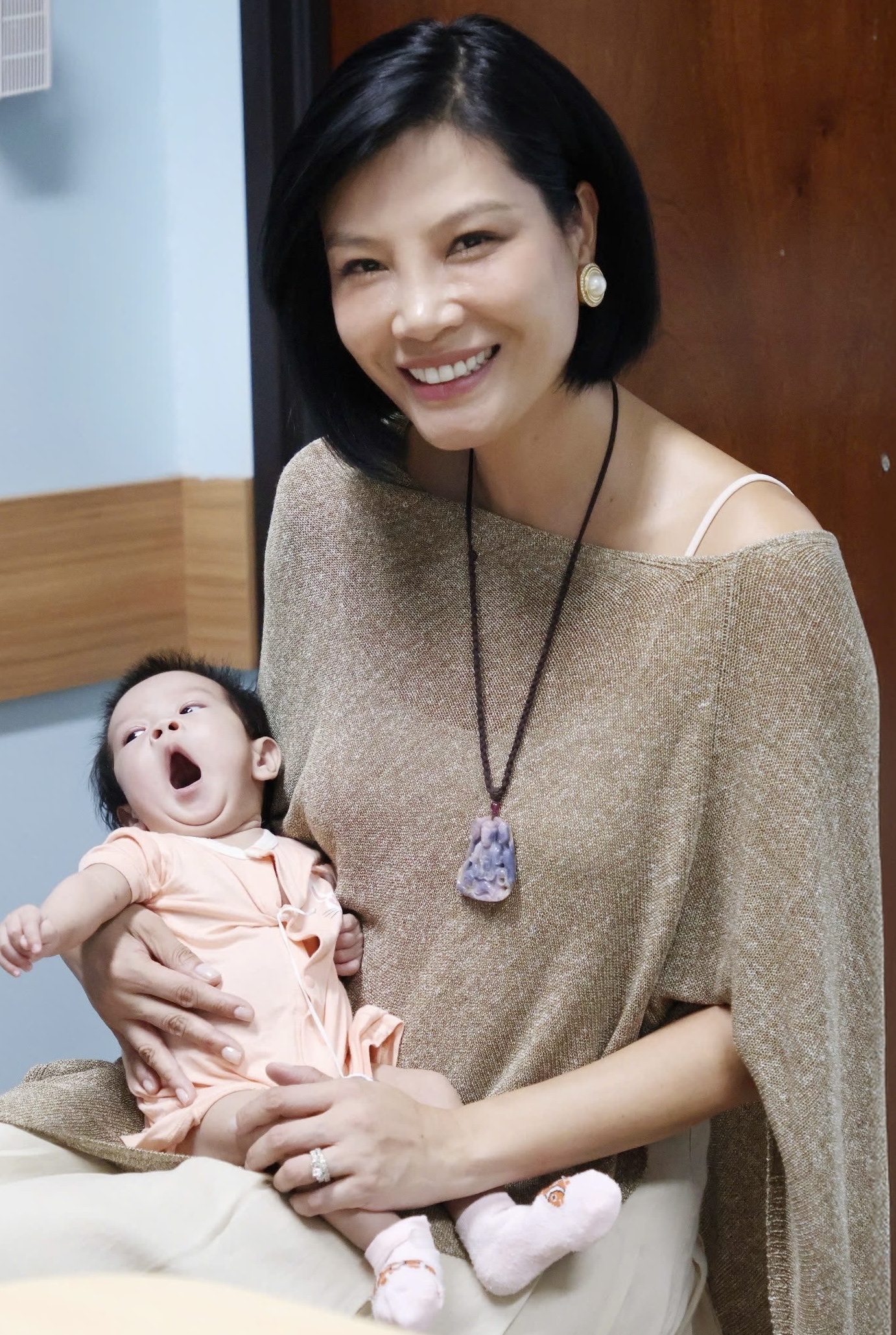 Doanh nhân Vũ Cẩm Nhung đại diện Tenamyd Cosmetic thăm các em bé mổ tim- Ảnh 4. Doanh nhân Vũ Cẩm Nhung đại diện Tenamyd Cosmetic thăm các em bé mổ tim- Ảnh 4.