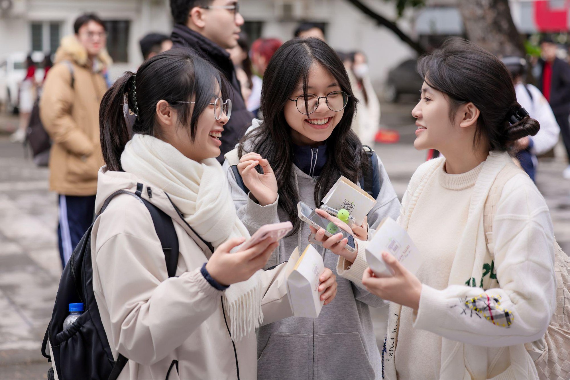 “Tiệm tóc thanh xuân” - Khi mái tóc thầy kể câu chuyện tri ân bằng những chạm khẽ của sinh viên- Ảnh 10.