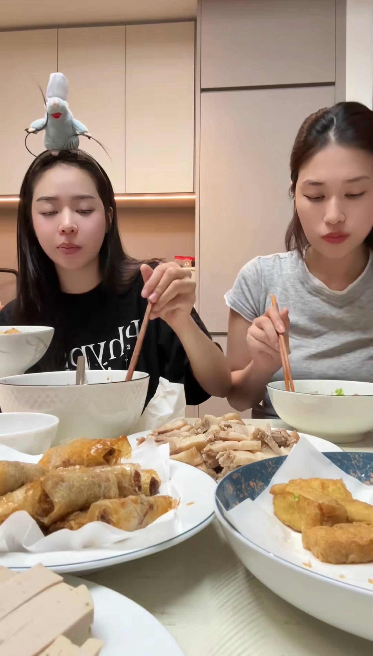 Chuyện gì đang xảy ra với Đoàn Thiên Ân?- Ảnh 9. Chuyện gì đang xảy ra với Đoàn Thiên Ân?- Ảnh 9.