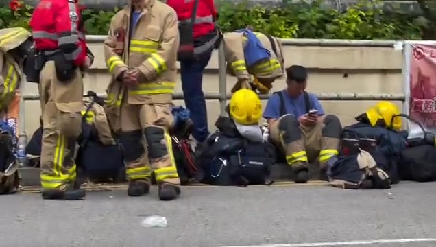 Đau lòng với điều nhìn thấy bên dưới lớp đồ bảo hộ của lính cứu hỏa trong vụ cháy chung cư tồi tệ nhất- Ảnh 7.