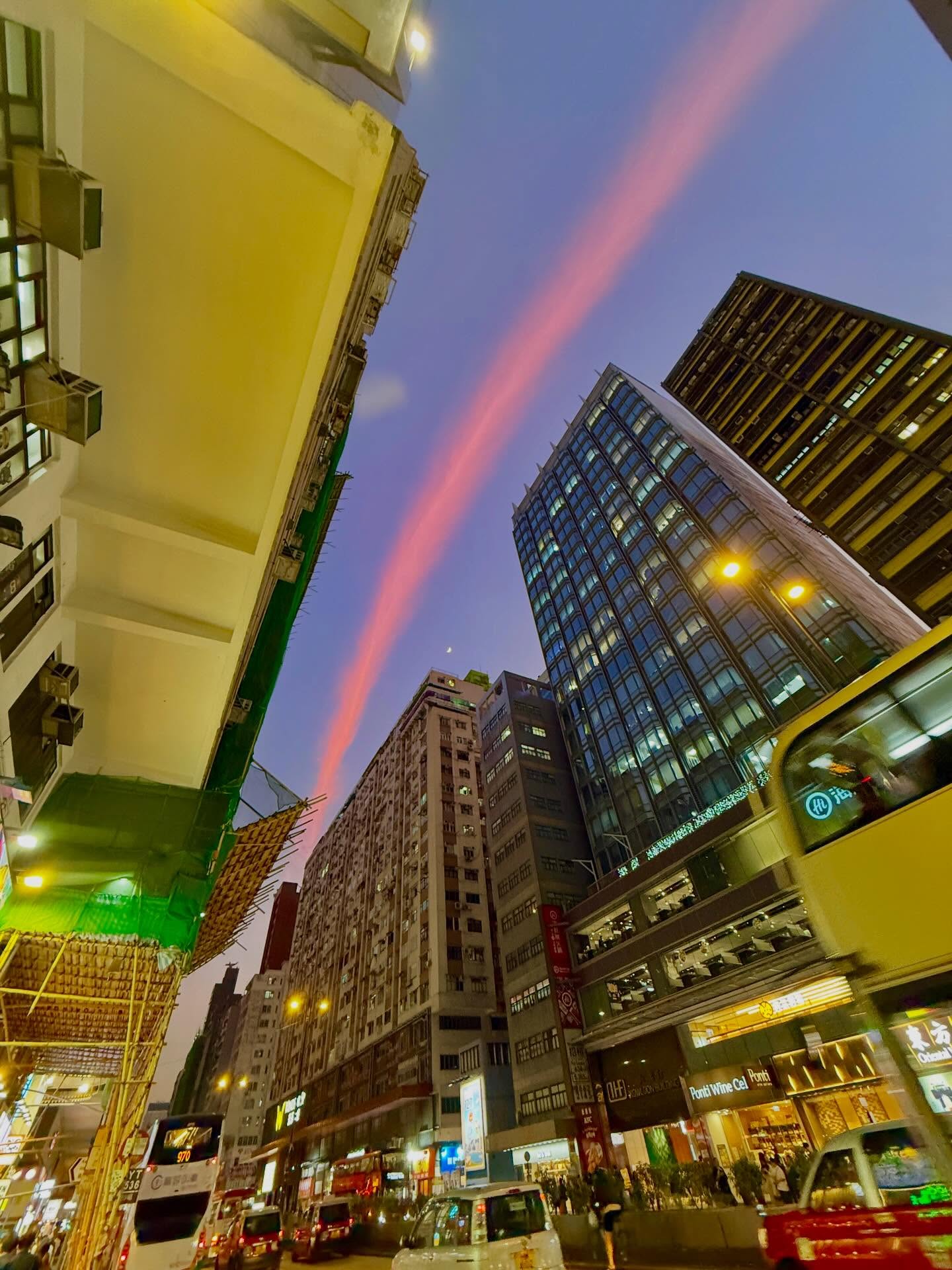 "Cây cầu lạ" xuất hiện trên bầu trời Hong Kong (Trung Quốc) sau 3 tiếng vụ cháy như tận thế- Ảnh 5. "Cây cầu lạ" xuất hiện trên bầu trời Hong Kong (Trung Quốc) sau 3 tiếng vụ cháy như tận thế- Ảnh 5.