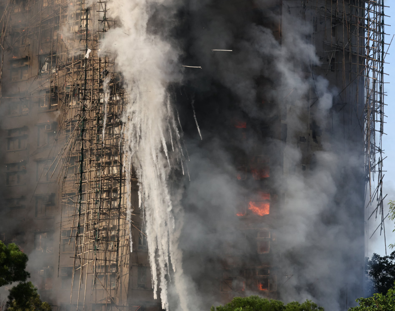Khung cảnh hoang tàn trơ khung tre ở khu chung cư Hong Kong (Trung Quốc) ngay lúc này: Mái ấm của gần 4.700 người chẳng còn lại gì- Ảnh 6. Khung cảnh hoang tàn trơ khung tre ở khu chung cư Hong Kong (Trung Quốc) ngay lúc này: Mái ấm của gần 4.700 người chẳng còn lại gì- Ảnh 6.