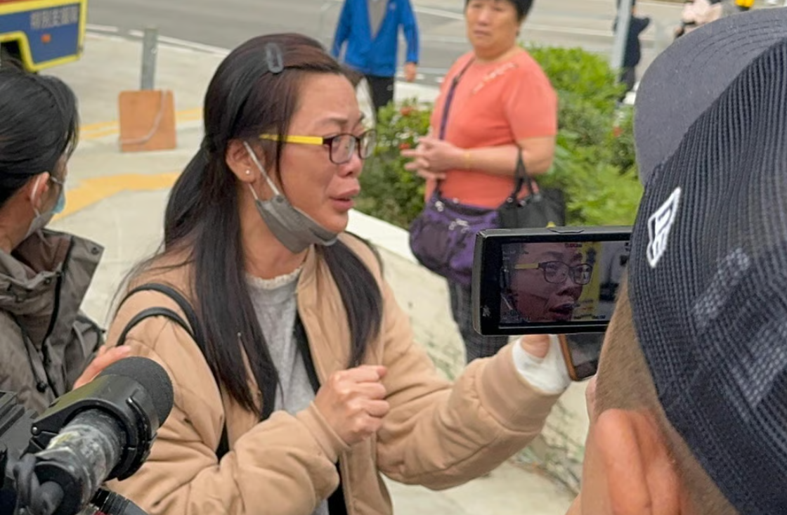 “Tôi không biết phải làm tang lễ cho mấy người”: Nỗi lòng nghẹn ngào của người thân đang hoảng loạn tìm kiếm nạn nhân vụ cháy chung cư Hong Kong (Trung Quốc)- Ảnh 1. “Tôi không biết phải làm tang lễ cho mấy người”: Nỗi lòng nghẹn ngào của người thân đang hoảng loạn tìm kiếm nạn nhân vụ cháy chung cư Hong Kong (Trung Quốc)- Ảnh 1.